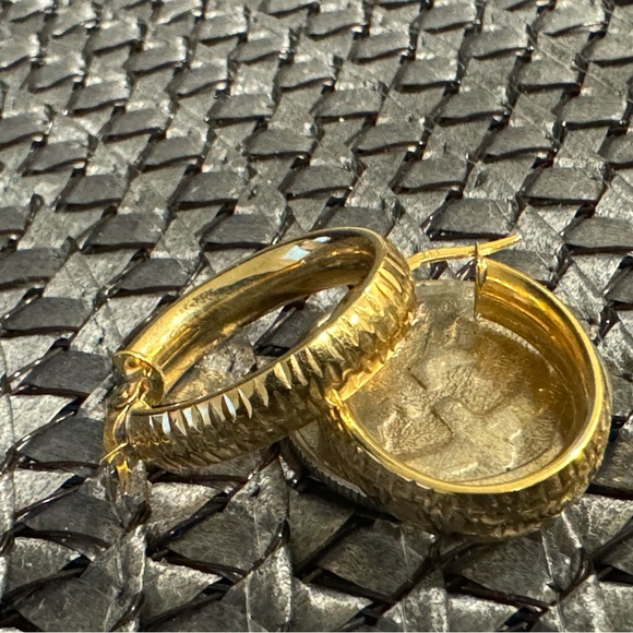 14K gold oval hoops - Picture 5 of 7